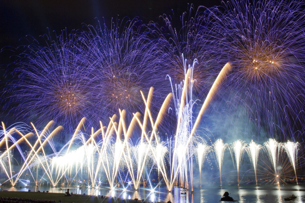 Feux d'artifice à Annecy © InstantPyro / Visual Hunt / CC by NC ND